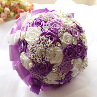 Bricolage mariée détient des fleurs rubans de thème de mariage rose perles rubans mains tenir des fleurs - Page 1