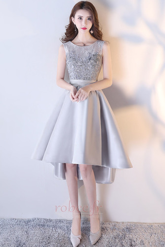 Robe de cocktail Satin Lacez vers le haut Couvert de Dentelle - Page 1